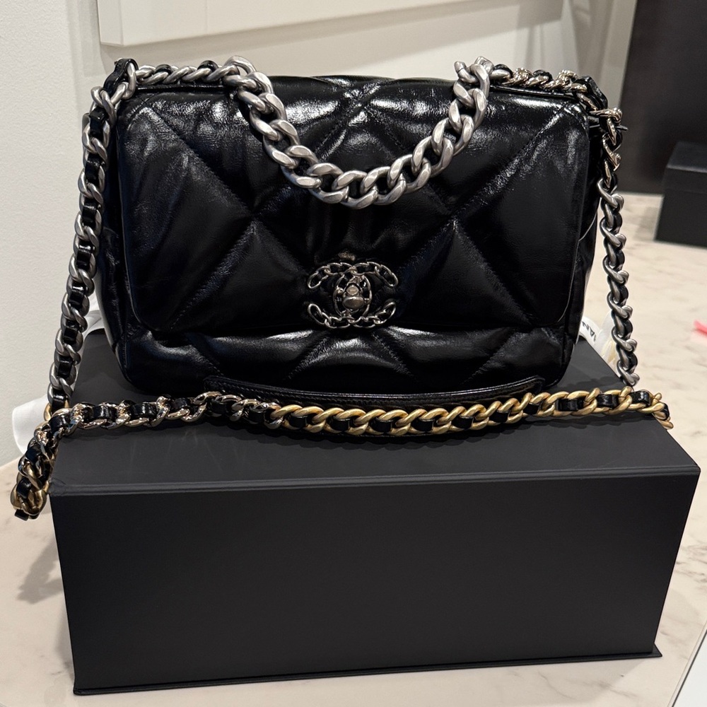 Chanel 19 medium flap bag!Chic Black Quilted Chain Bag. Authentic